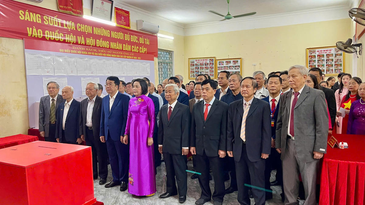 Cử tri thực hiện nghi thức chào cờ trước giờ bỏ phiếu. Ảnh: Đình Minh