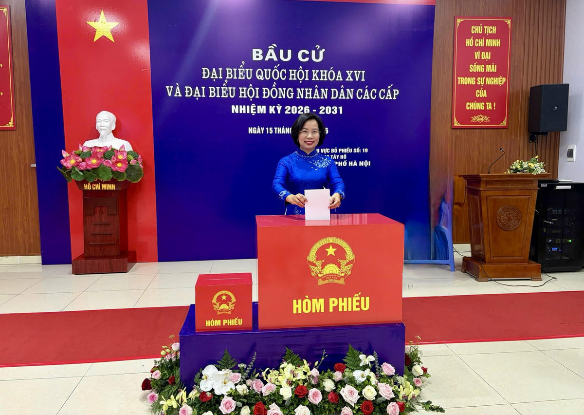 Bà Bùi Huyền Mai, Chủ tịch Ủy ban MTTQ Việt Nam TP Hà Nội thực hiện nghĩa vụ công dân tại đơn vị bầu cử số 10 phường Tây Hồ, TP Hà Nội. 