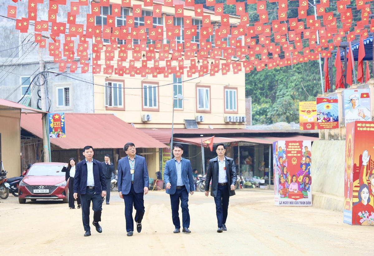 Ông Hà Trung Kiên, Ủy viên Ban Thường vụ Tỉnh ủy, Phó Chủ tịch Ủy ban MTTQ Việt Nam tỉnh đã đi kiểm tra công tác bỏ phiếu bầu cử tại xã Bắc Mê, xã Đường Hồng. Ảnh: Mặt trận Tuyên Quang