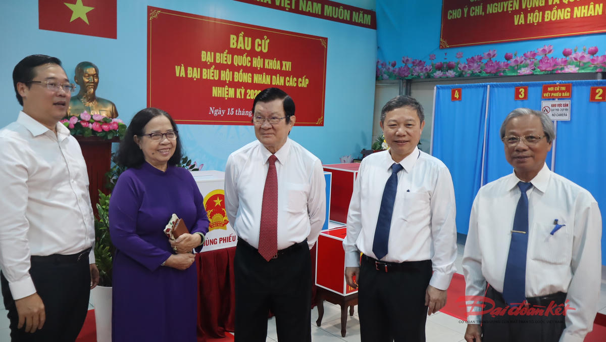 Nguyên Chủ tịch nước Trương Tấn Sang và ông Lê Quốc Phong, Uỷ viên Trung ương Đảng, Phó Bí thư Thường trực Thành uỷ TP Hồ Chí Minh có mặt từ rất sớm tại điểm bầu cử. Ảnh: Hồng Phúc.