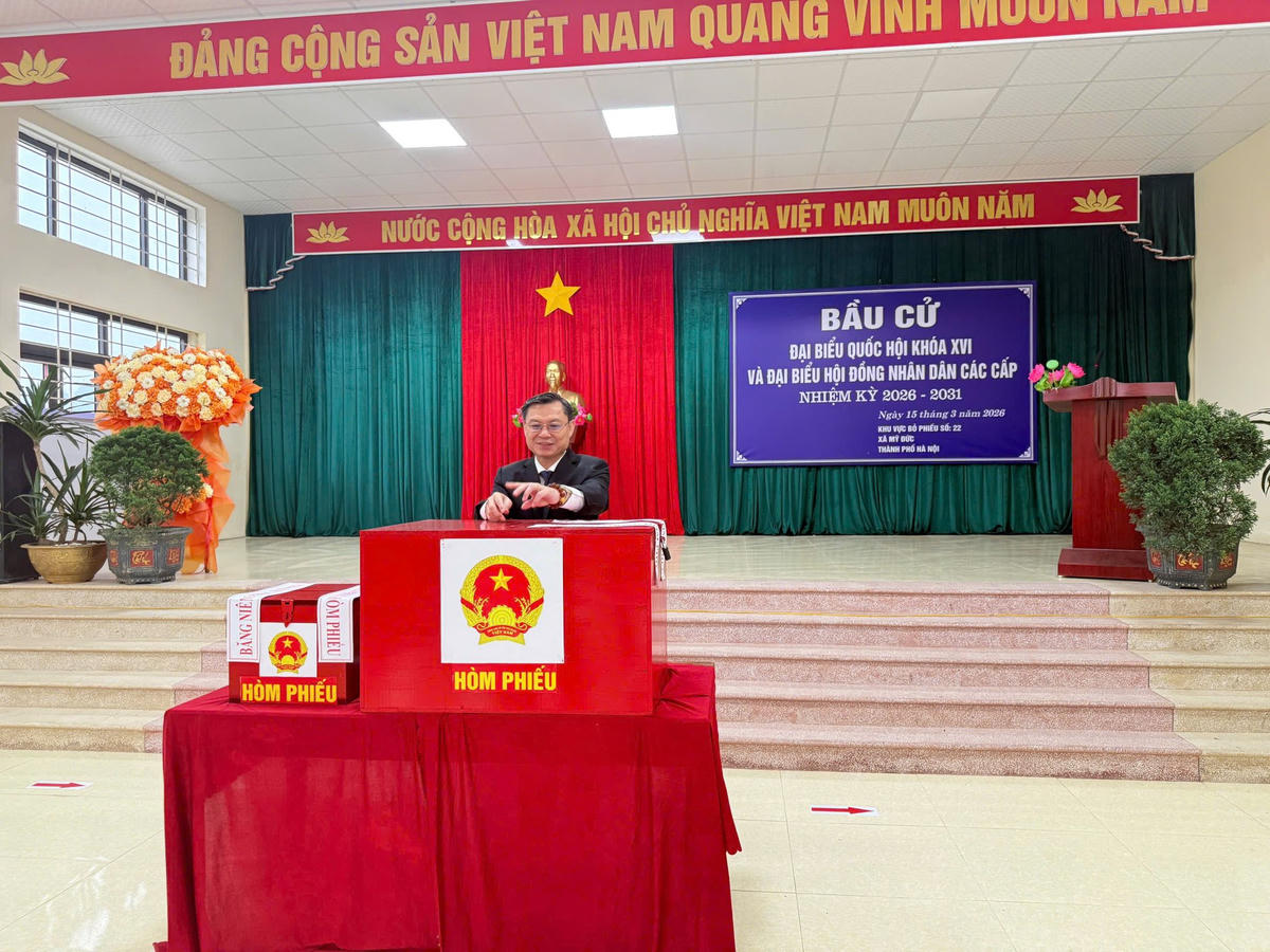 Bí thư Đảng ủy xã Mỹ Đức Đặng Văn Cảnh thực hiện quyền và nghĩa vụ công dân. Ảnh: T.L

