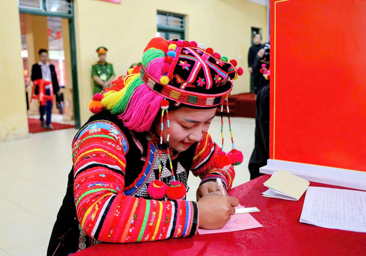 Cử tri xã Sín Thầu bỏ những lá phiếu gửi gắm niềm tin vào các đại biểu đại diện cho ý chí và nguyện vọng của nhân dân. Ảnh: Q.Đ.