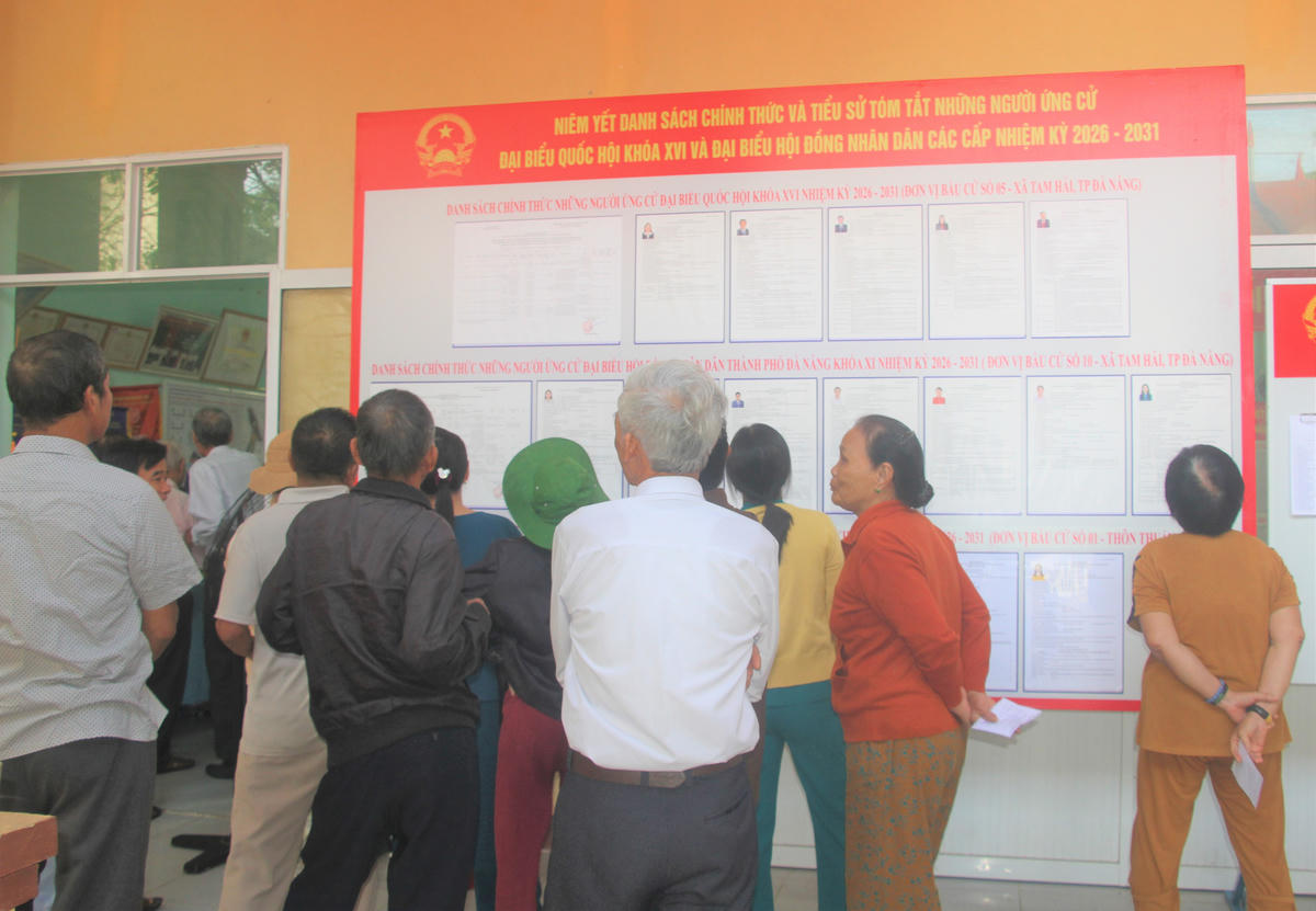 Cử tri thôn Thuận An đang xem niêm yết danh sách ứng cử viên ĐBQH khóa XVI và đại biểu HĐND các cấp, nhiệm kỳ 2026-2031. Ảnh: Chí Đại.