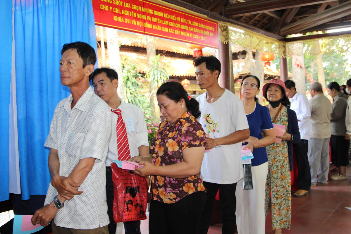 Cử tri xếp hàng trật tự trước khi vào khu vực bỏ phiếu. Ảnh: Q.Đ.