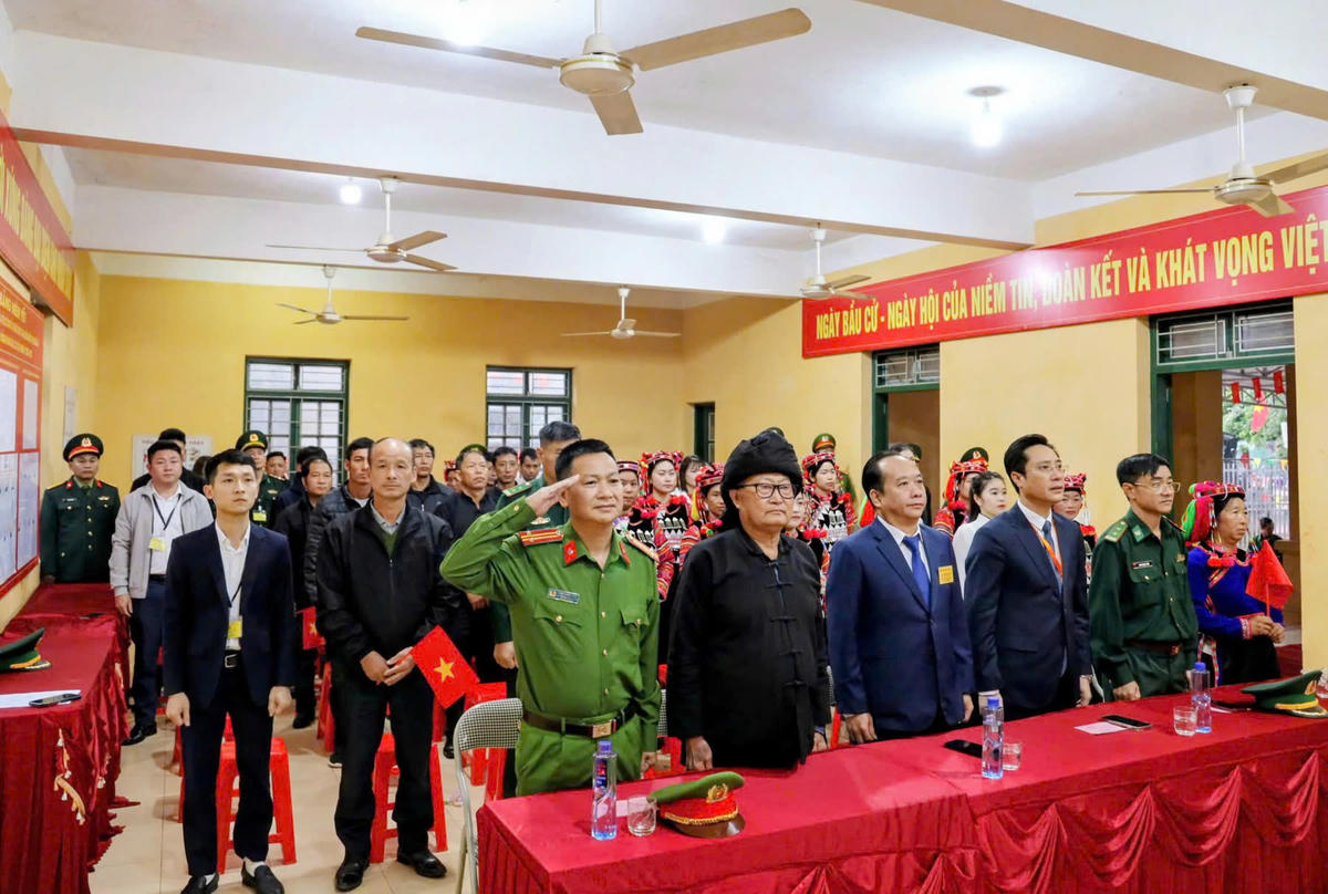 Lãnh đạo tỉnh Điện Biên cùng đông đảo cán bộ, chiến sĩ và cử tri tham dự lễ khai mạc bầu cử tại khu vực xã biên giới Sín Thầu, trong không khí trang nghiêm của Ngày hội toàn dân đi bầu cử. Ảnh: Q.Đ.