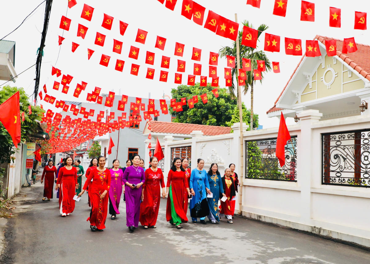 Cử tri phường Hoa Lư nô nức đi bầu cử. Ảnh: Đức Lam