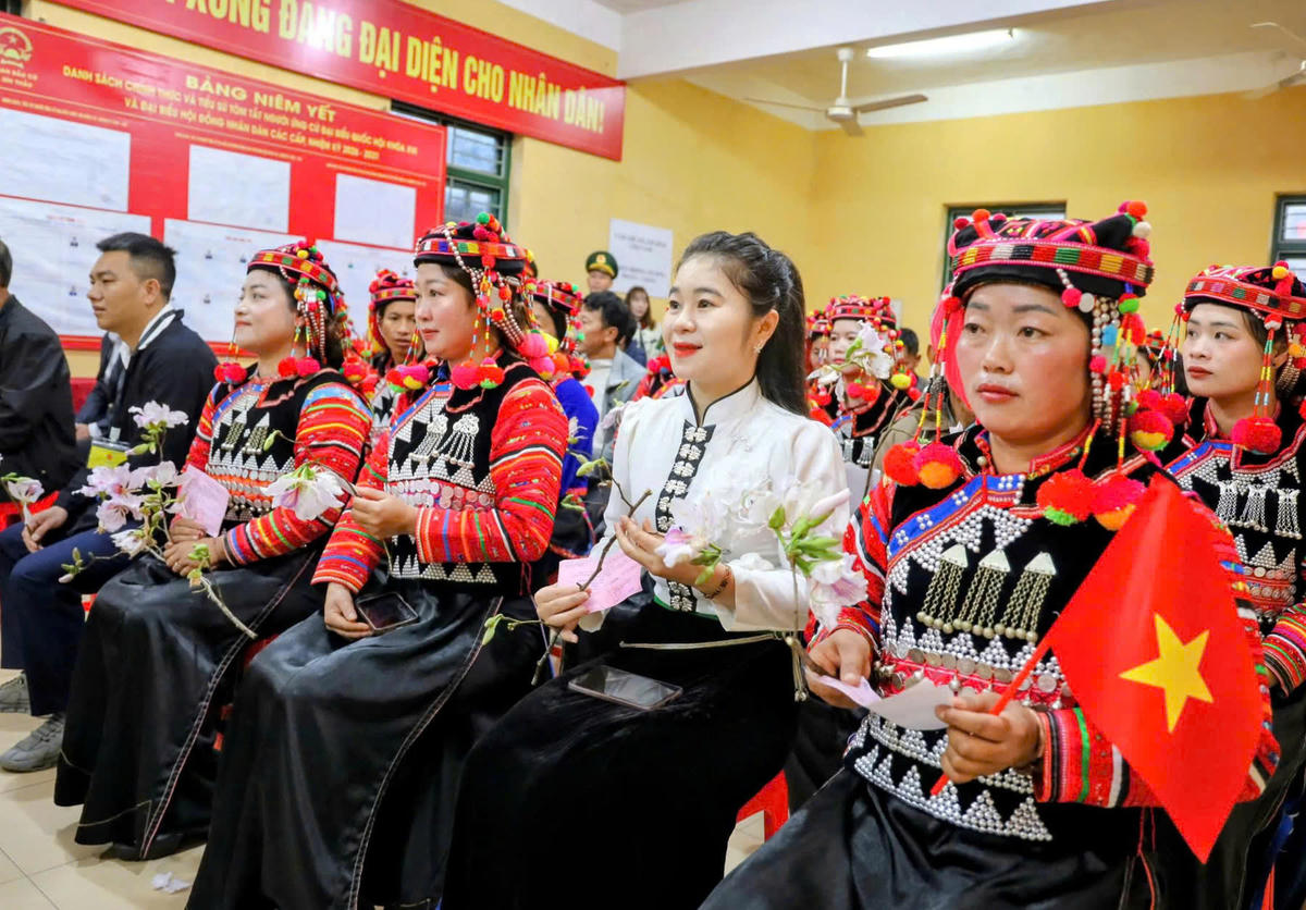 Không khí tại các điểm bỏ phiếu ở xã biên giới Sín Thầu trong ngày bầu cử. Ảnh: Q.Đ.