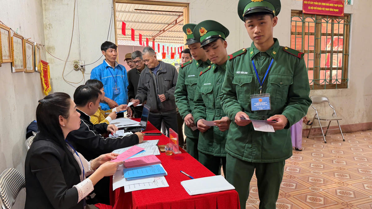 Cán bộ, chiến sĩ Đồn biên phòng Đức Long tham gia bầu cử tại Điểm bỏ phiếu số 2 xã Đức Long.