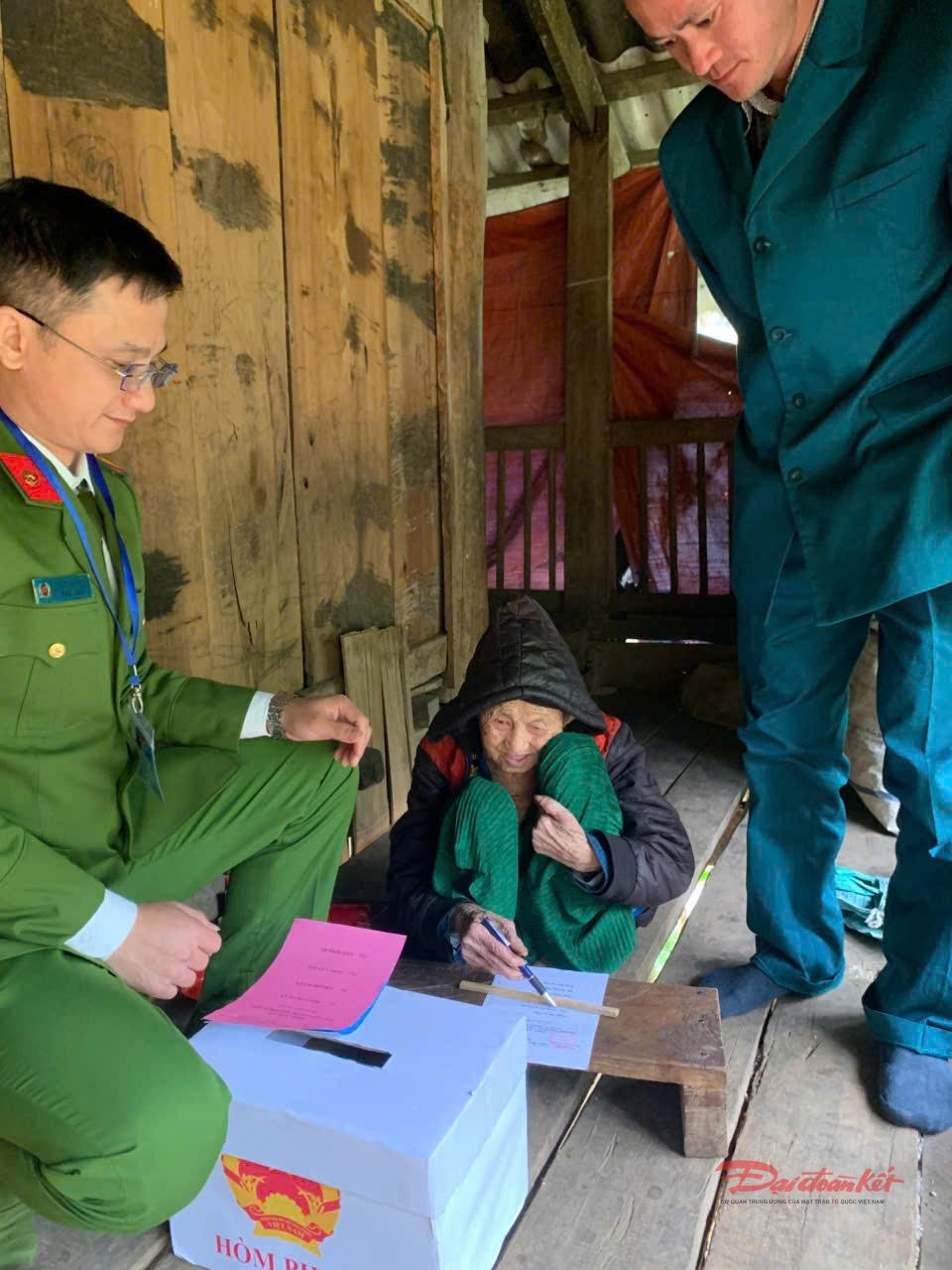 Cụ Hoàng Thị Tồng 119 tuổi ở xã Yên Thổ thực hiện quyền cử tri.