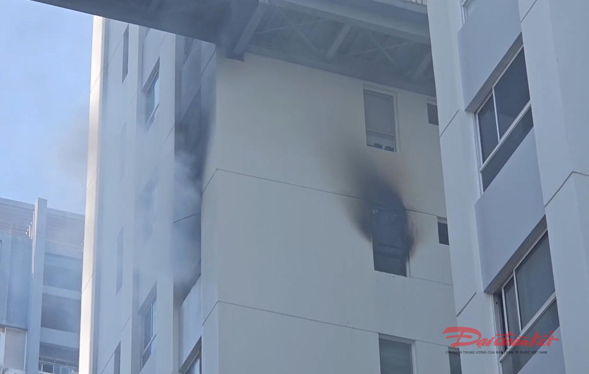 Lửa và khói đen bùng phát từ một căn hộ lầu 7 trên đường Mai Chí Thọ, phường Bình Trưng, TP Hồ Chí Minh. Ảnh: Cư dân cung cấp.