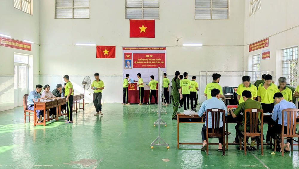 Các học viên điều trị tại Cơ sở cai nghiện ma túy số 2 tỉnh An Giang thực hiện quyền công dân, tham gia bầu cử. Ảnh: Nghiêm Túc