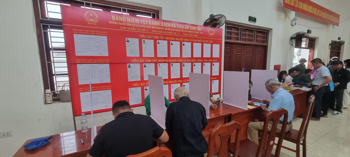 Người dân thực hiện đúng nguyên tắc bầu cử. Ảnh: Nam Anh.