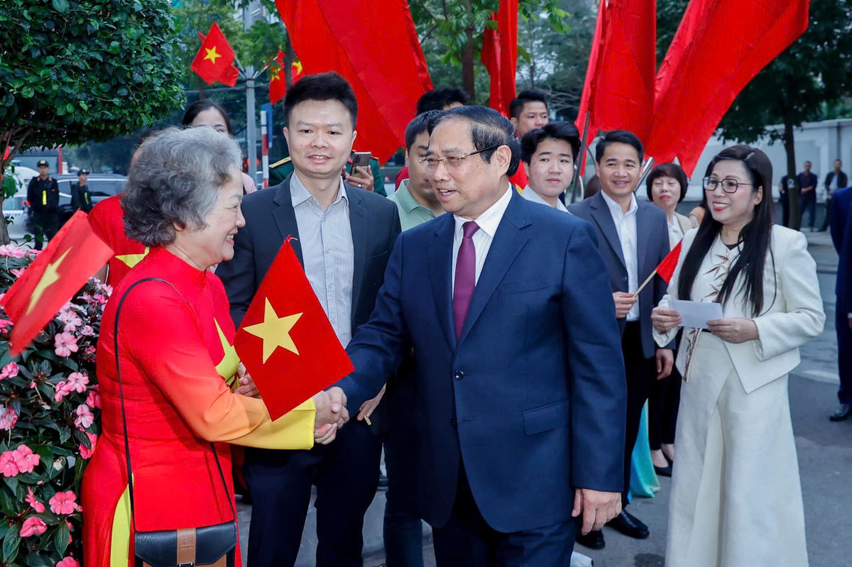 Thủ tướng và phu nhân cùng các cử tri đi bầu cử. Ảnh: Viết Chung.