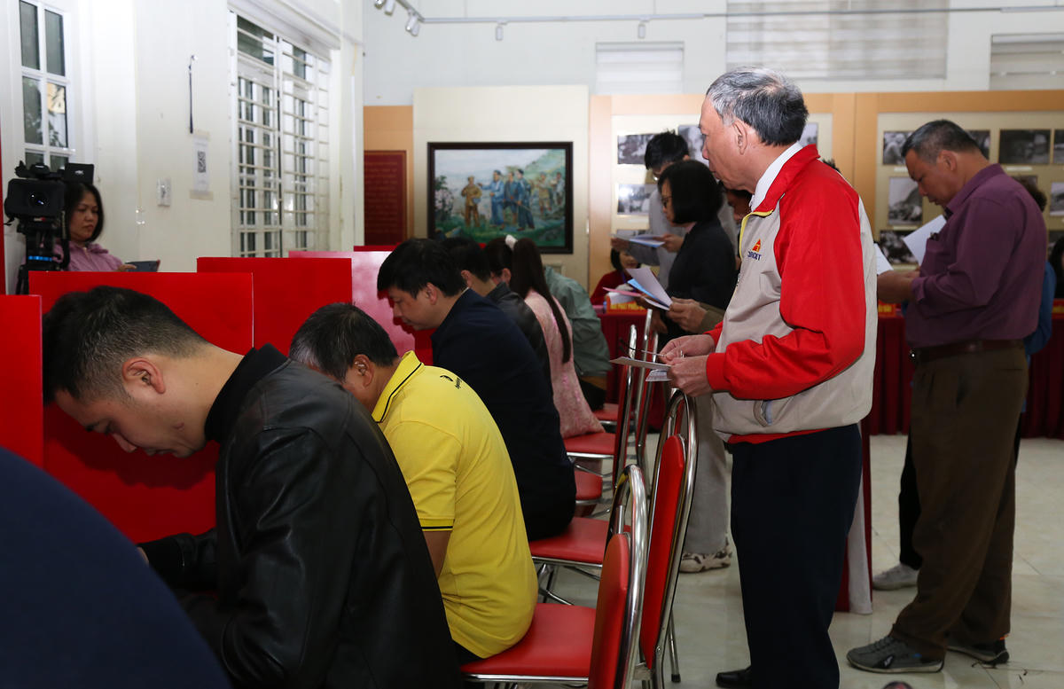 Buổi bầu cử đầu giờ sáng 15/3 tại Nhà văn hóa liên tổ Hợp Giang 10, 11, 12 ghi nhận đông đảo tầng lớp nhân dân đến bỏ phiếu.