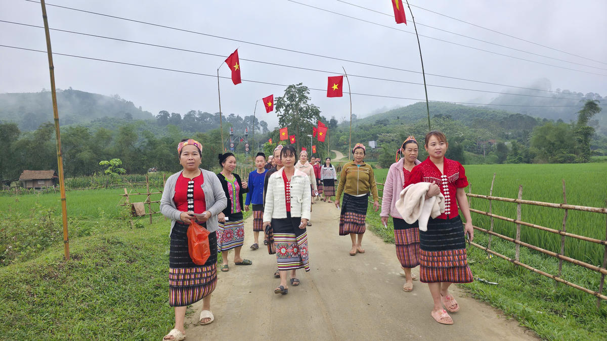 Người dân tộc Thái, bản Xằng đi bầu cử trong không khi vui tươi, phấn khởi. Ảnh: ĐB