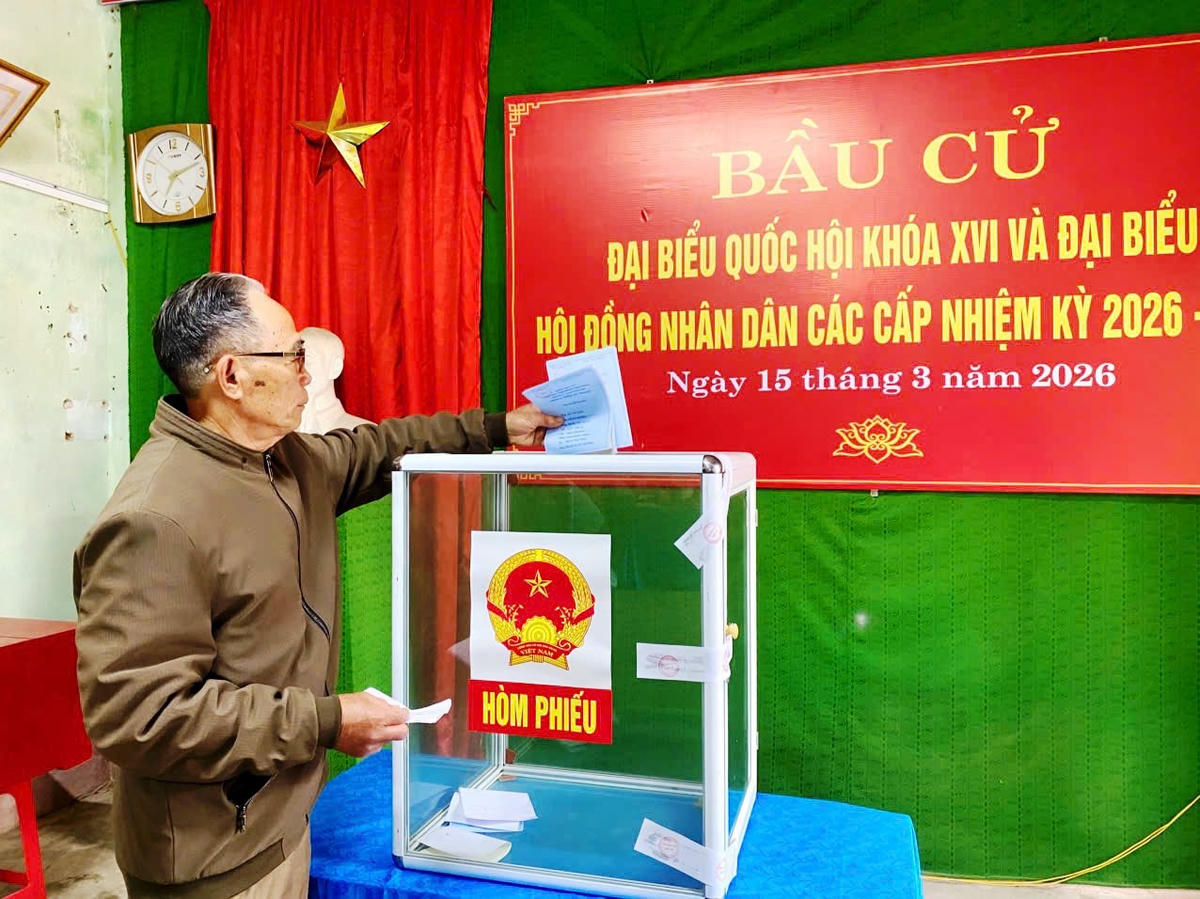 <font dir="auto" style="vertical-align: inherit;"><font dir="auto" style="vertical-align: inherit;">Ai cũng muốn tự mình bỏ lá phiếu mang theo nhiều niềm tin và kỳ vọng... Ảnh: Nguyễn Chung.</font></font>