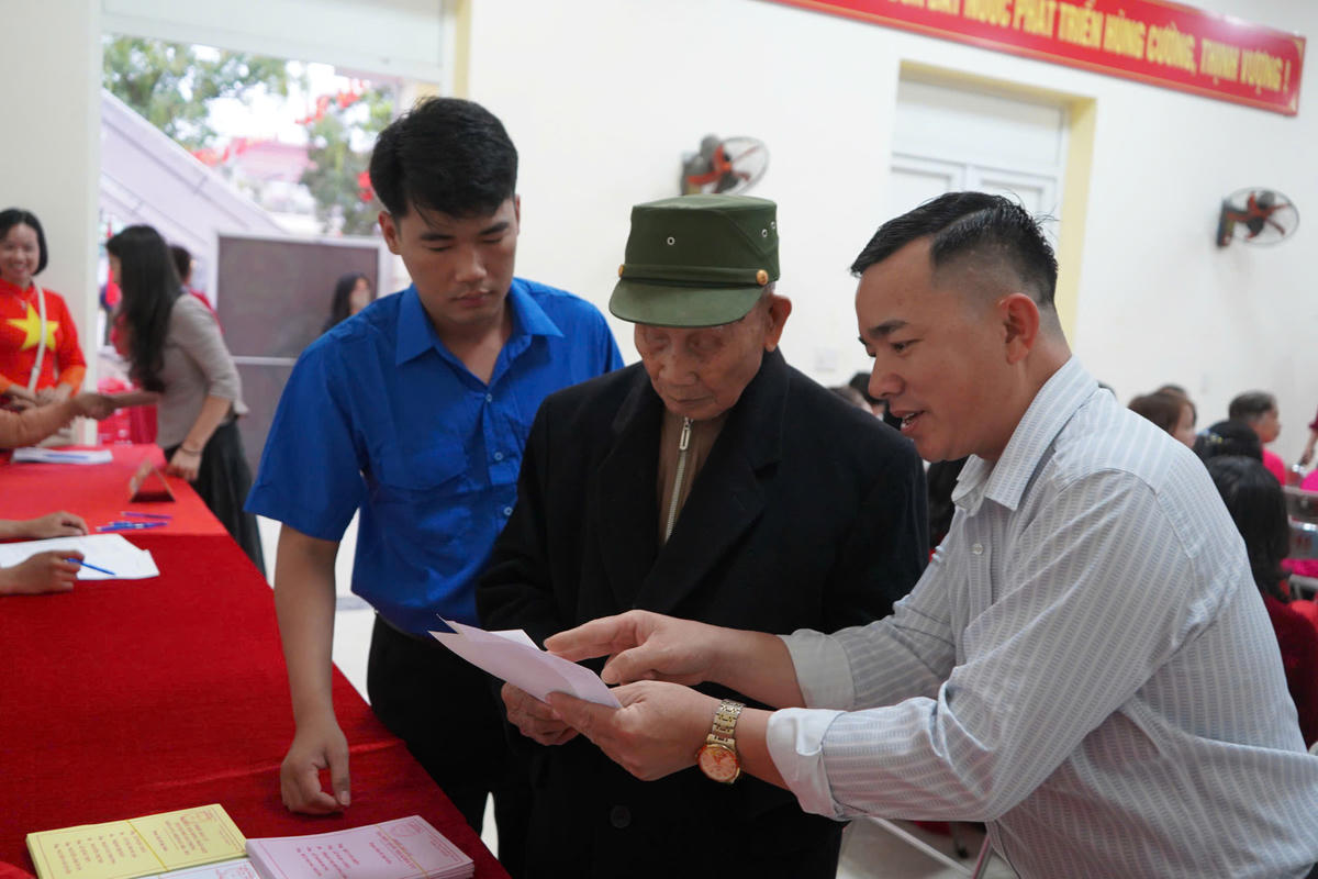 Cụ Ngô Văn Sinh, 103 tuổi, cử tri phường Dương Kinh đi bỏ phiếu. Ảnh: PT. 