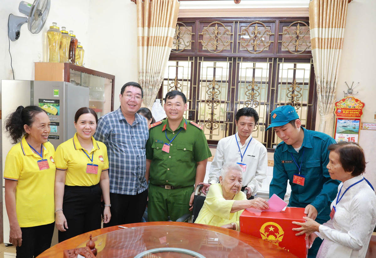 Khu vực bỏ phiếu số 30 phường Ninh Kiều mang thùng phiếu đến tận nơi phục vụ những cử tri đi lại khó khăn. Ảnh Trung Phạm 