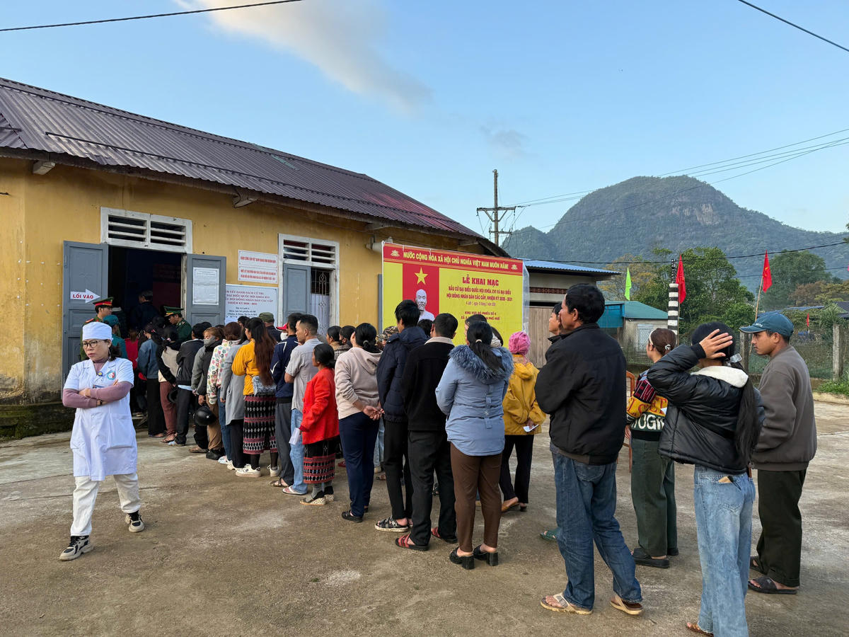 Cư tri vùng cao A Lưới xếp hàng rất trật tự để vào bỏ phiếu bầu cử. Ảnh: N.Q