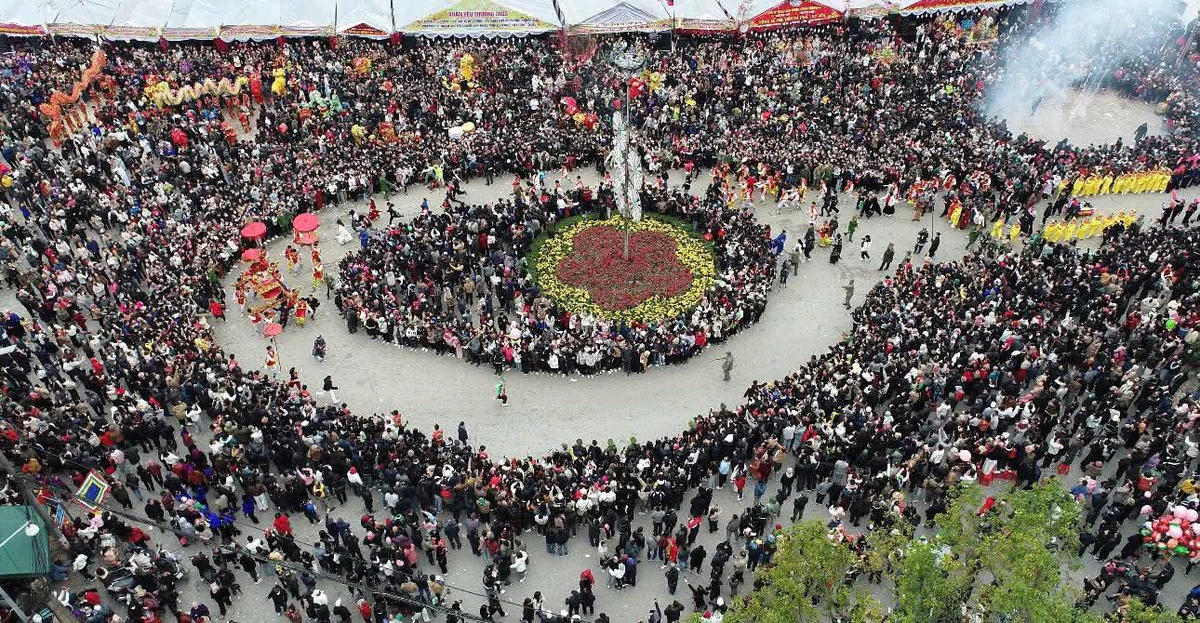 Đông đảo nhân dân tham gia lễ hội Kỳ Cùng - Tả Phủ năm 2026.