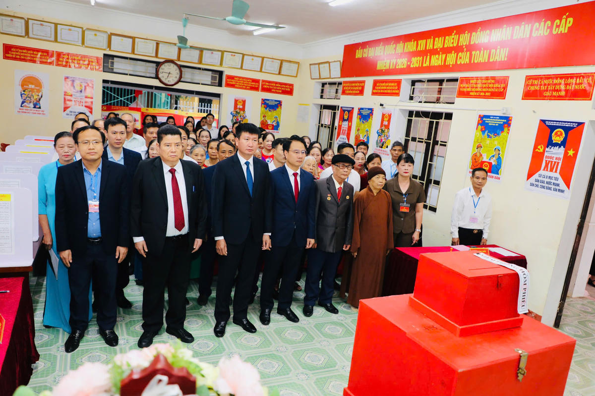 Cử tri tham gia bỏ phiếu tại tổ bỏ phiếu số 31, phường Hoa Lư. Ảnh: Đức Lam