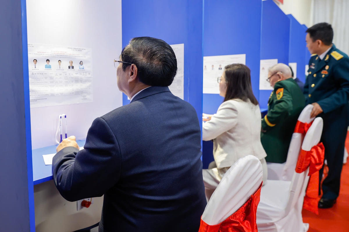 Thủ tướng Chính phủ Phạm Minh Chính thực hiện quyền và nghĩa vụ công dân, bỏ phiếu. Ảnh: Viết Chung