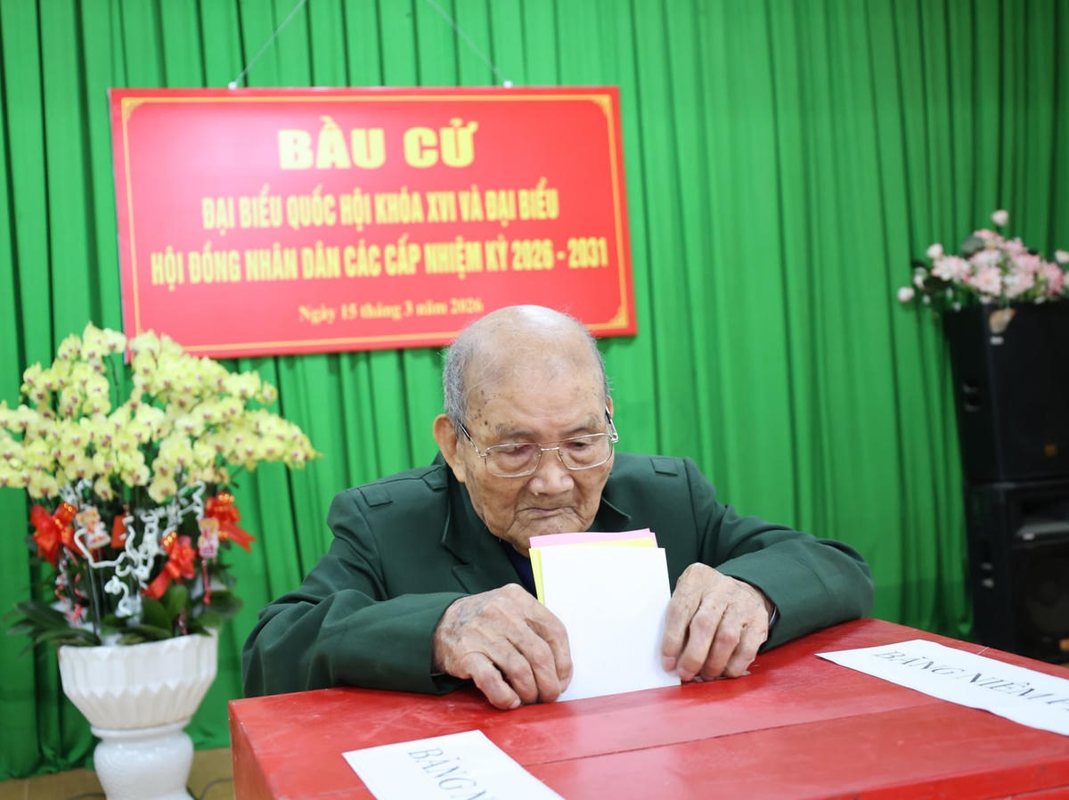 Cụ Ngô Viết Ngưu bỏ phiếu tại khu vực bỏ phiếu số 13. Ảnh X.H