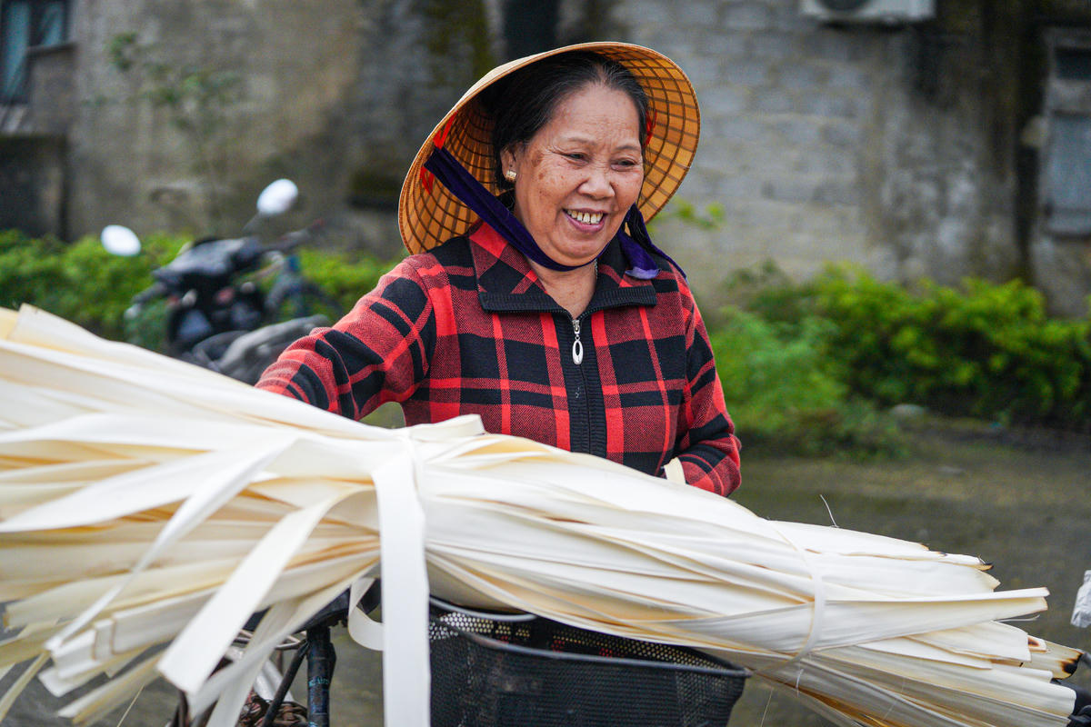 Sau khi hoàn thành việc bỏ phiếu, bà Nguyễn Thị Thắm lại trở về với khung nón quen thuộc. Ảnh: Cẩm Kỳ