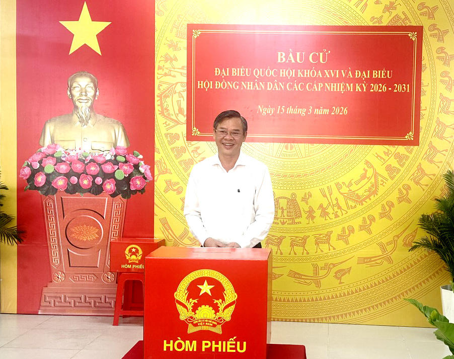 Ông Trương Cảnh Tuyên, Phó Bí thư Thành ủy, Chủ tịch UBND thành phố Cần Thơ bỏ phiếu tại khu vực số 3, đơn vị bầu cử số  1, Phường Tân An, TP Cần Thơ&nbsp;