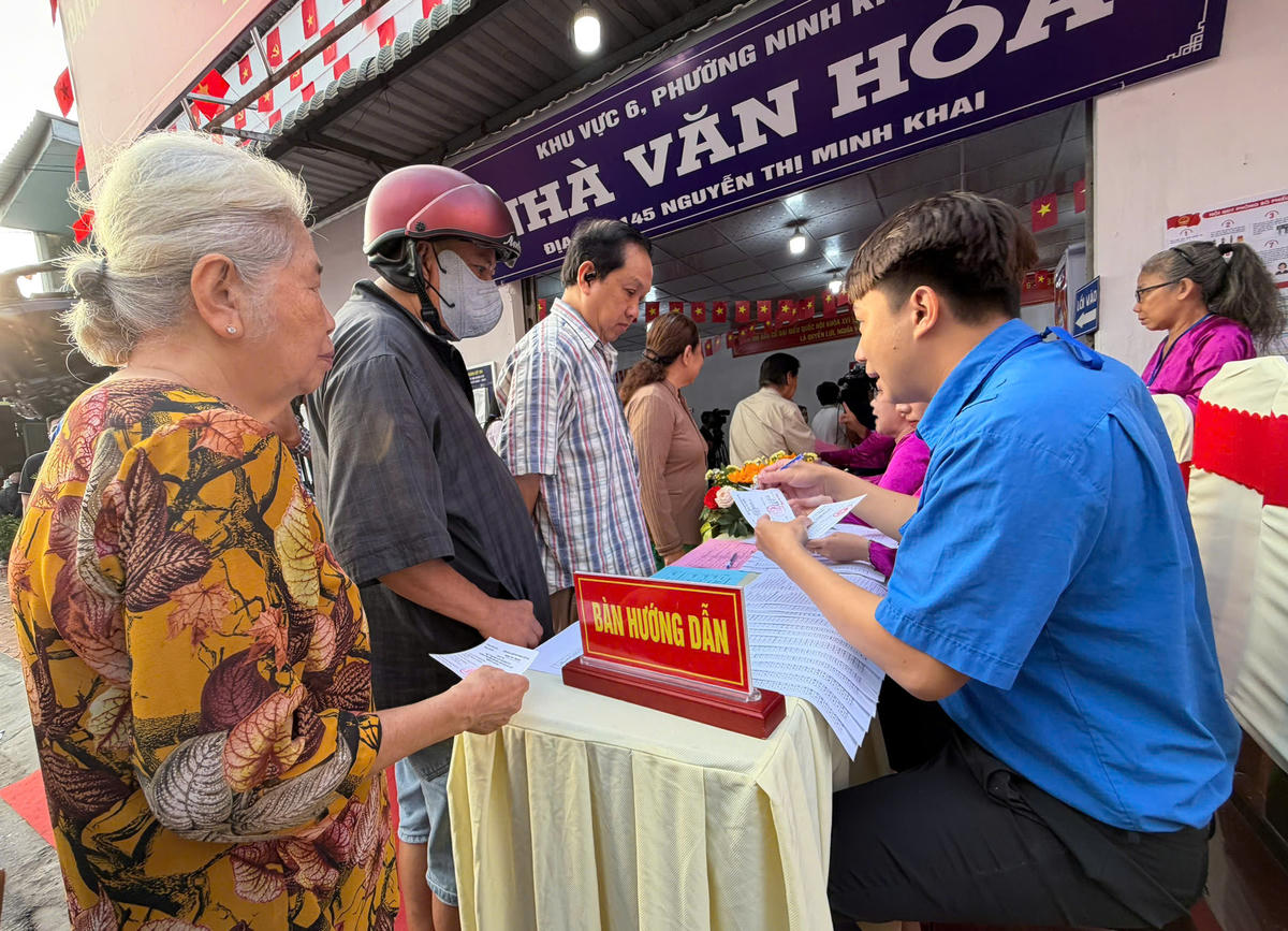 Người dân phường Ninh Kiều, TP Cần Thơ hóa hức đi bỏ phiếu từ rất sớm. Ảnh Phạm Ngọc&nbsp;