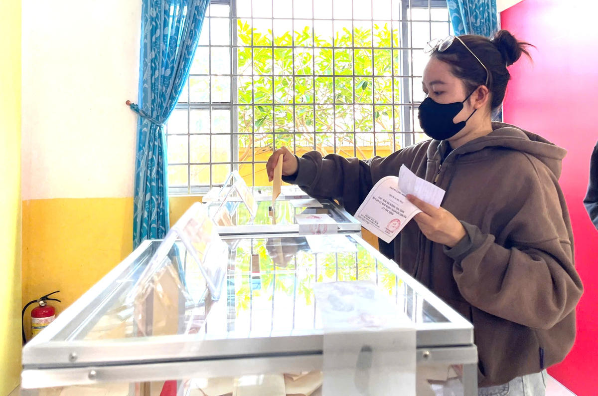 Có nhiều cử tri đến từ rất sớm để &nbsp;thực hiện quyền và nghĩa vụ công dân. Ảnh: T.T