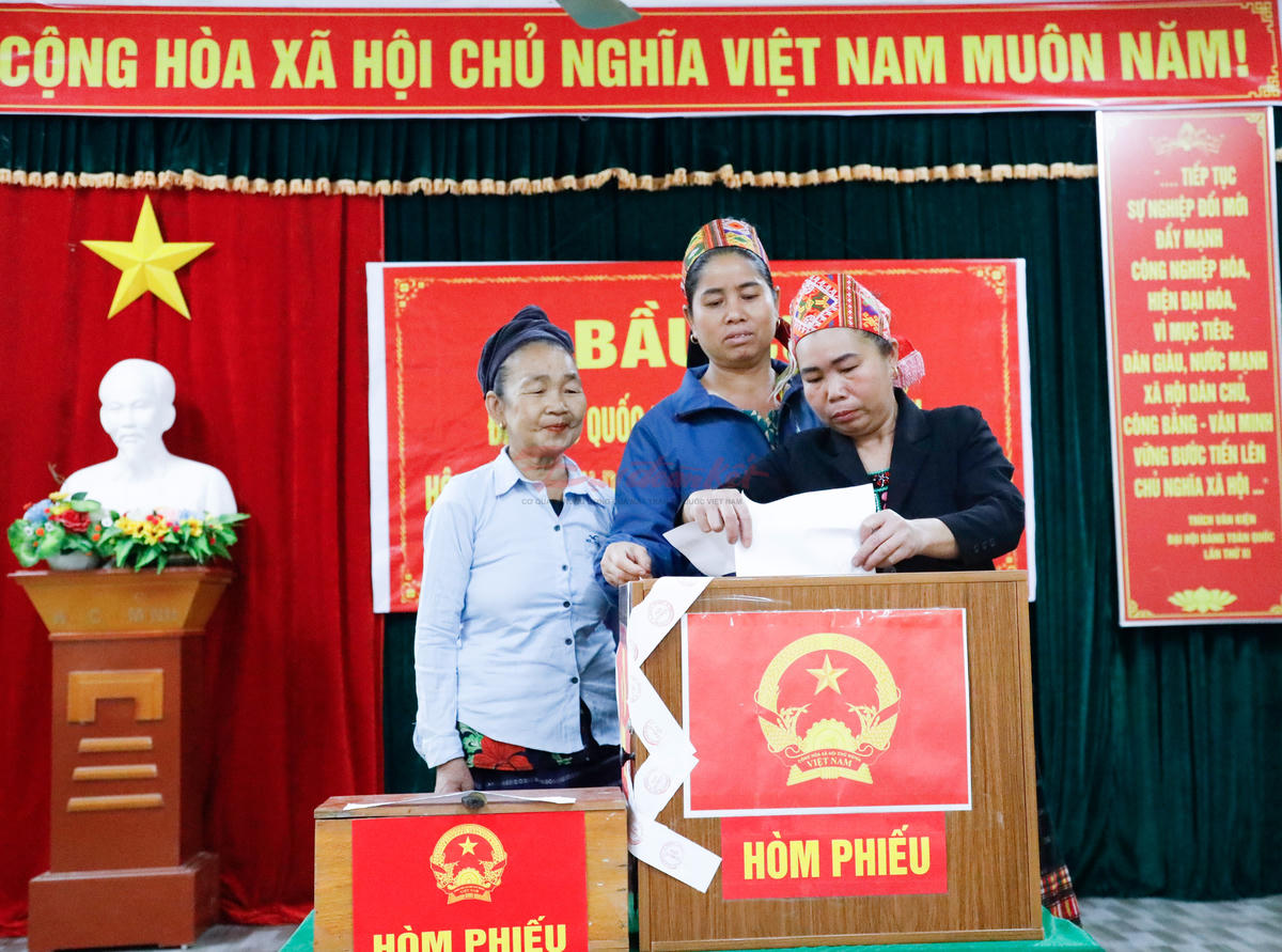 Cử tri bản Xằng thực hiện quyền bầu cử của mình. Ảnh: ĐB