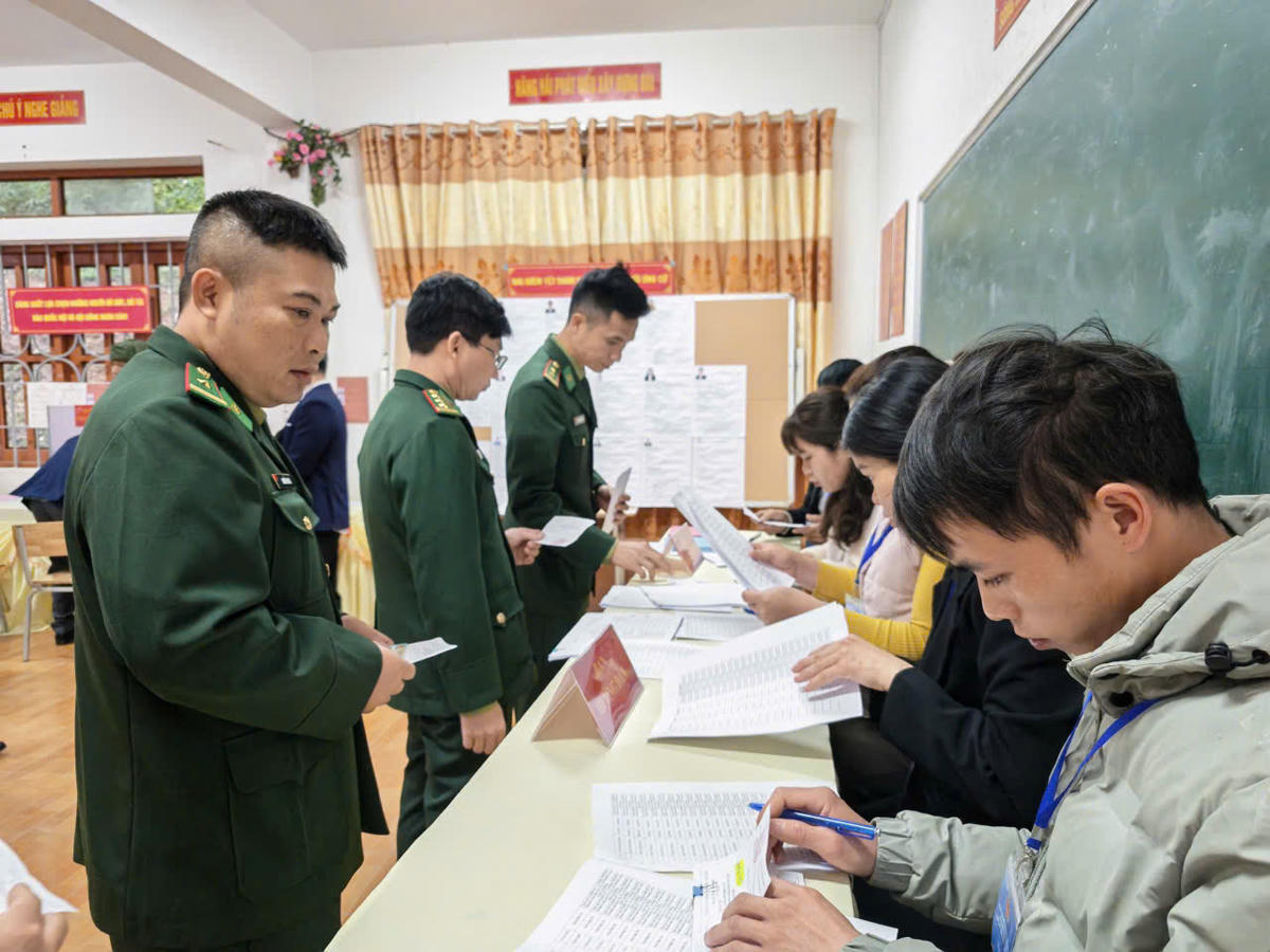 Từ sáng sớm, cán bộ, chiến sĩ tại 16 đồn Biên phòng trên tuyến biên giới tỉnh Cao Bằng tham gia bỏ phiếu tại các khu vực bầu cử ở thôn, xóm. Trong ảnh: Đồn trưởng, Chính trị viên và cán bộ, chiến sĩ Đồn Biên phòng Quang Long thực hiện quyền bầu cử.. 