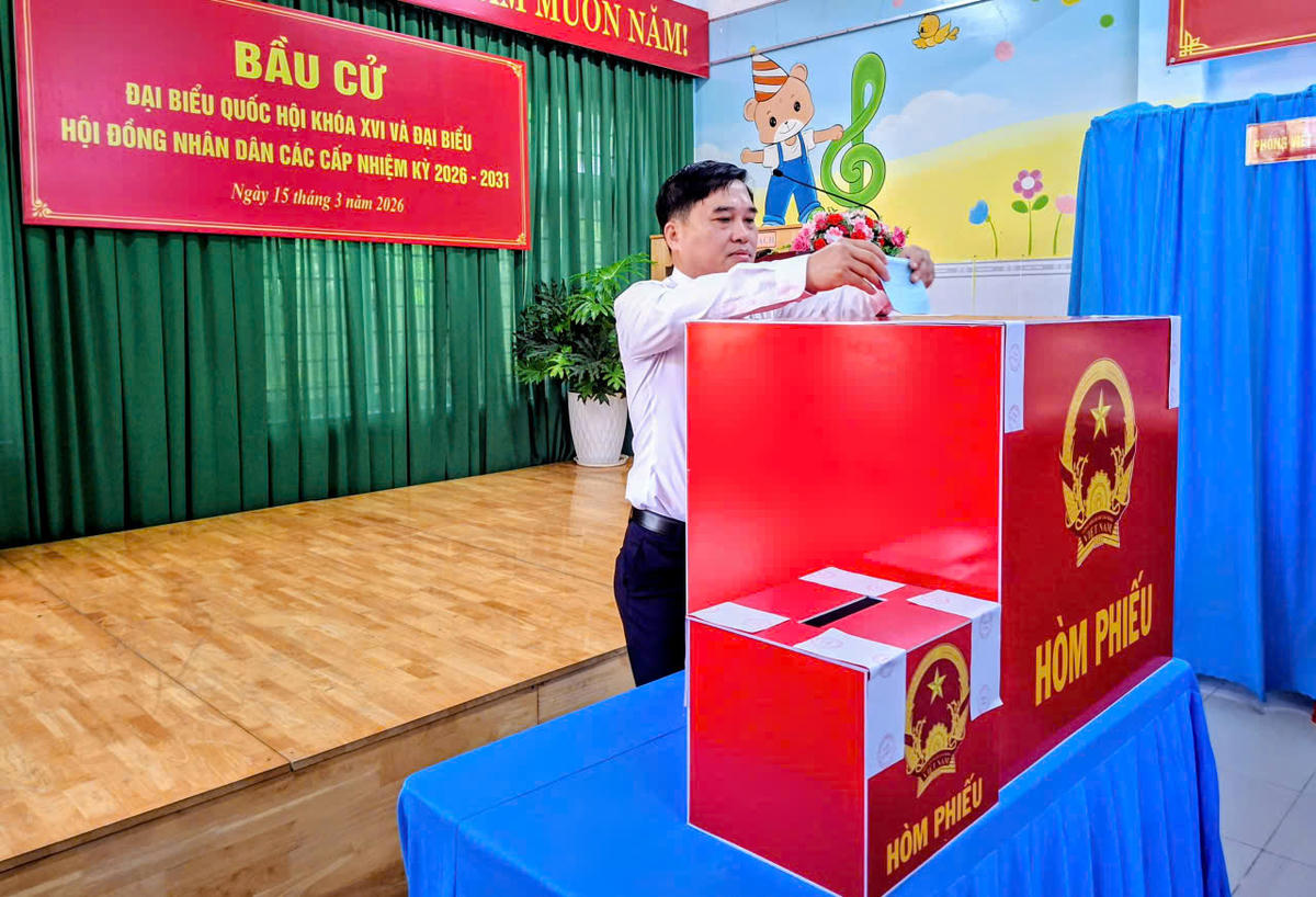 Lãnh đạo phường Trấn Biên tham gia bảo phiểu. Ảnh: S.X