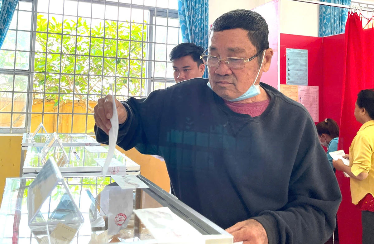 Cử tri phường Trung Mỹ Tây đi bầu cử. Ảnh: T.T