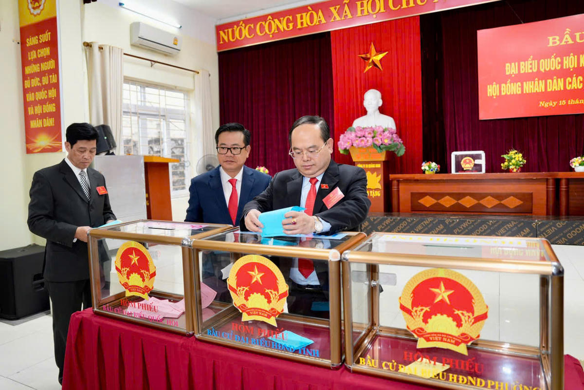 Bí thư Tỉnh ủy Quảng Ninh Quản Minh Cường tiến hành bỏ phiếu bầu cử tại khu vực bỏ phiếu số 16 phường Hạ Long - Nhà văn hóa khu Hồng Hà 3.