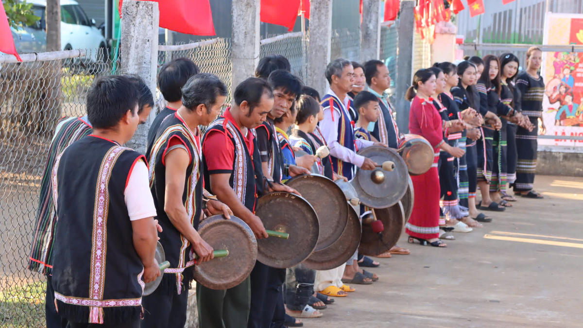 Cử tri đánh chiêng chào mừng đại biểu tới tham dự. Ảnh: CV.
