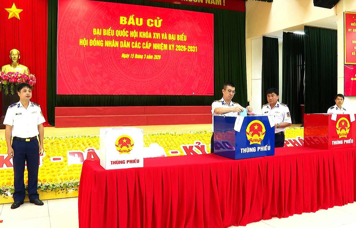 Thủ trưởng Bộ Tư lệnh Vùng Cảnh sát biển 3 tham gia bầu cử. Ảnh: Đức Định.