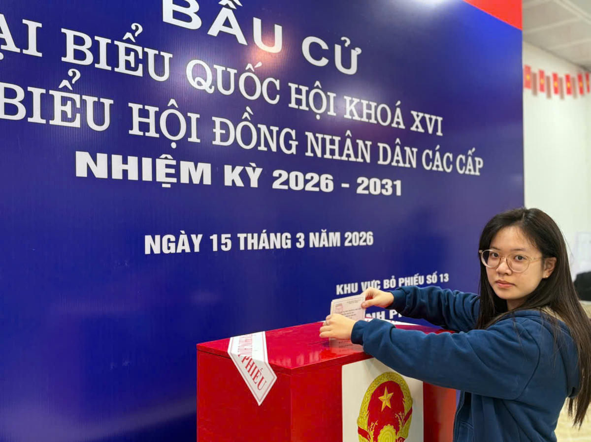 Cử tri trẻ Bùi Mai Nhật Minh (sinh năm 2008) đang là học sinh lớp 12 Trường THPT Nguyễn Quốc Trinh (xã Ngọc Hồi, Hà Nội) cho biết lần đầu tiên thực hiện quyền bầu cử, em cảm thấy rất háo hức và tự hào. Đây không chỉ là một quyền lợi chính trị mà còn là dấu mốc quan trọng đánh dấu sự trưởng thành trong nhận thức và trách nhiệm công dân với cử tri 18 tuổi. “Khoảnh khắc tự tay bỏ lá phiếu vào hòm phiếu là một trải nghiệm đáng nhớ đối với em, đánh dấu bước chuyển từ một học sinh trở thành một công dân trưởng thành với đầy đủ quyền và trách nhiệm” – Nhật Minh nói.