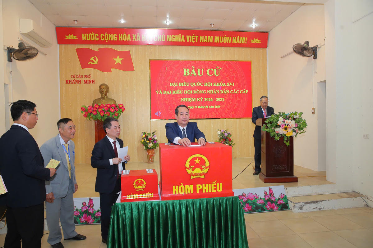 Phó Bí thư Tỉnh ủy, Chủ tịch Ủy ban MTTQ tỉnh Mai Văn Tuất bỏ phiếu tại đơn vị bầu cử số 32. Ảnh: Đình Minh