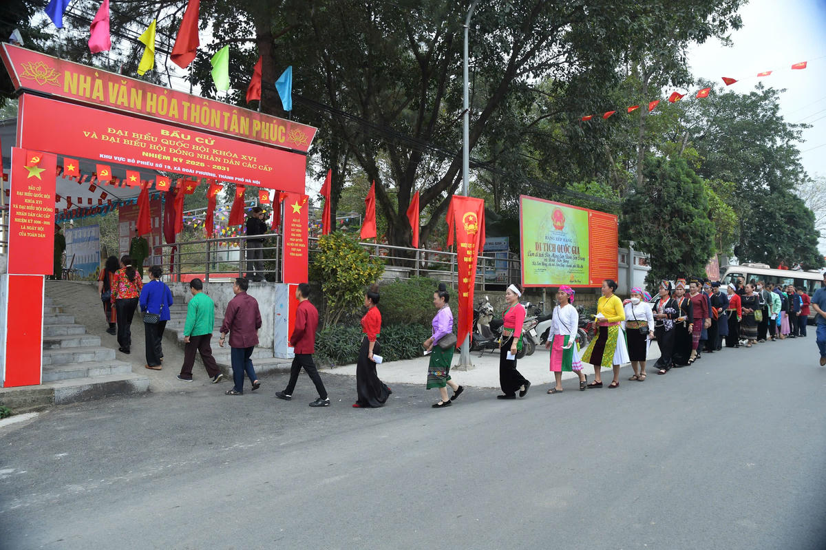 Từ sáng sớm 15/3, đồng bào các dân tộc đang sinh sống và sinh hoạt tại Làng Văn hóa - Du lịch các dân tộc Việt Nam đã có mặt tại khu vực bỏ phiếu số 19, thôn Tân Phúc để thực hiện quyền và nghĩa vụ công dân.