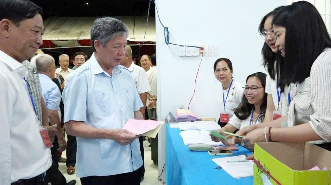 Bí thư Tỉnh ủy Đồng Tháp Ngô Chí Cường bỏ phiếu tại điểm bỏ phiếu số 6, phường Trà Vinh. Ảnh Trung Ngãi.&nbsp;