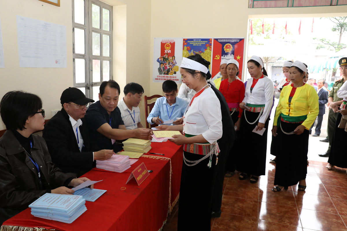 Cử tri xã miền núi Cúc Phương, tỉnh Ninh Bình đi bỏ phiếu. Ảnh: Đình Minh