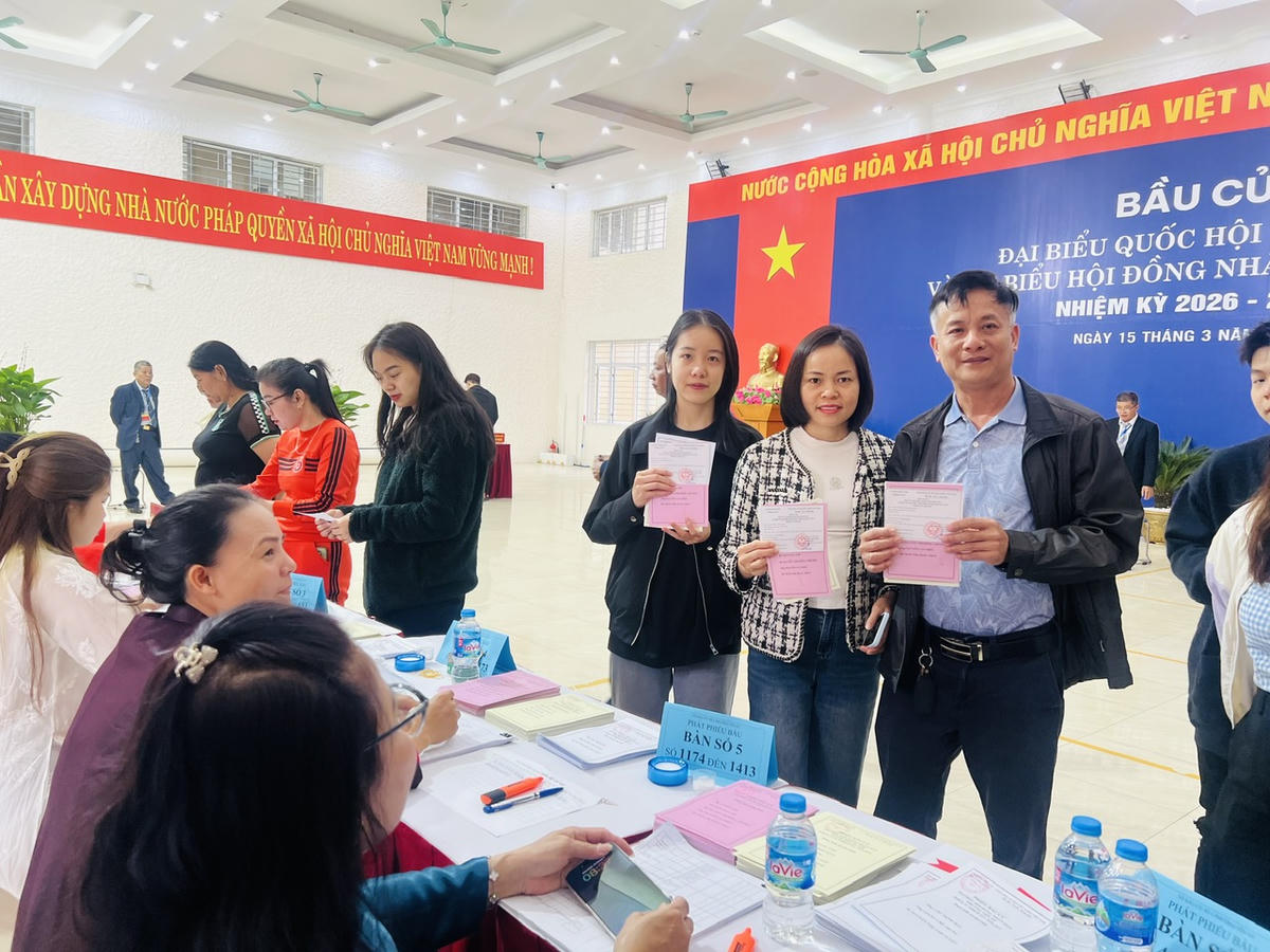 Đi bầu cử cùng bố mẹ, cử tri trẻ Lê Thị Khánh Huyền (sinh năm 2004), sinh viên Trường Đại học Kinh tế – Kỹ thuật Công nghiệp, cho biết em đã chủ động tìm hiểu quy trình và các quy định về bầu cử thông qua các kênh thông tin chính thống từ trước ngày bỏ phiếu. “Hôm nay khi đến điểm bầu cử, em tiếp tục được lực lượng phục vụ bầu cử hướng dẫn rất tận tình nên cảm thấy khá tự tin khi thực hiện quyền và nghĩa vụ công dân, hoàn thành lá phiếu trách nhiệm của mình”, Khánh Huyền chia sẻ.