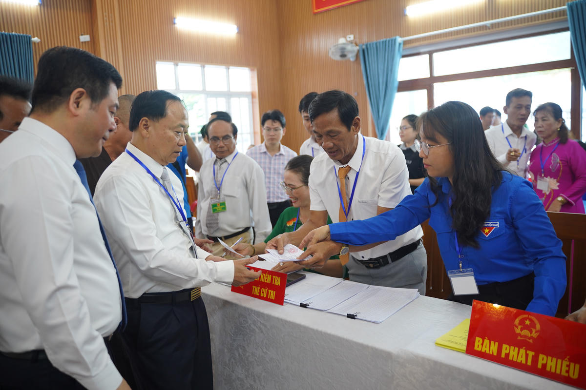 Ông Thái Đại Ngọc, Ủy viên Ban Chấp hành Trung ương Đảng, Bí thư Tỉnh ủy Gia Lai thực hiện bỏ phiếu. Ảnh: Đình Sang.