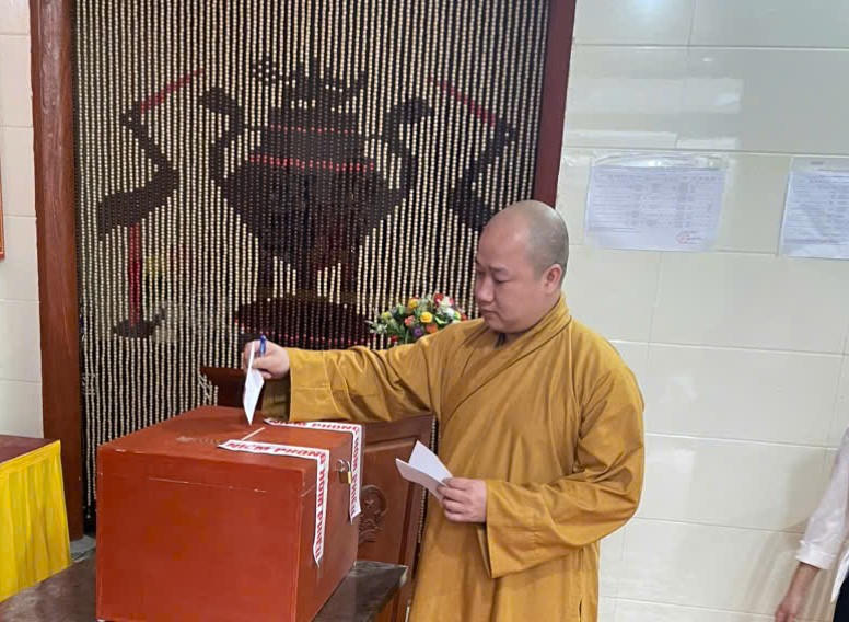 Đại đức Thích Khánh Giác, trụ trì chùa Long Vân, thôn Hạ Liệt, xã Tây Thái Ninh, tỉnh Hưng Yên bỏ phiếu bầu cử, thực hiện quyền và nghĩa vụ công dân. Ảnh: Thế Lộc.