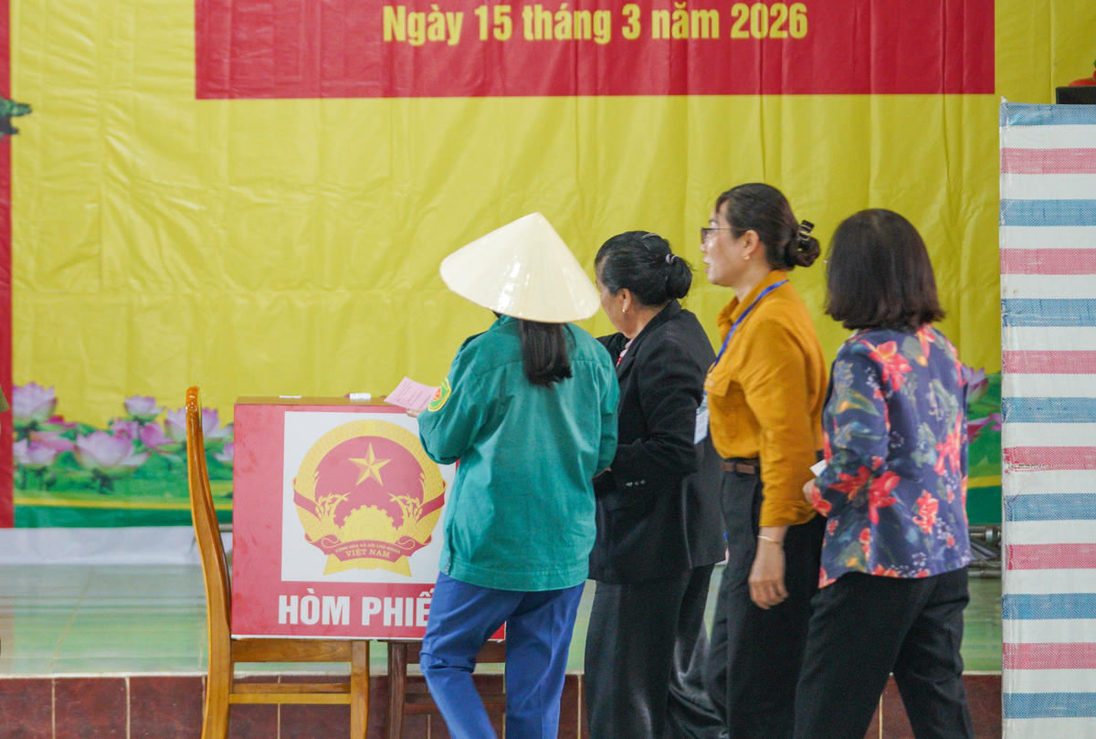 Trong bộ trang phục chỉnh tề, từng cử tri lần lượt thực hiện các bước theo hướng dẫn của tổ bầu cử. Ảnh: Cẩm Kỳ 