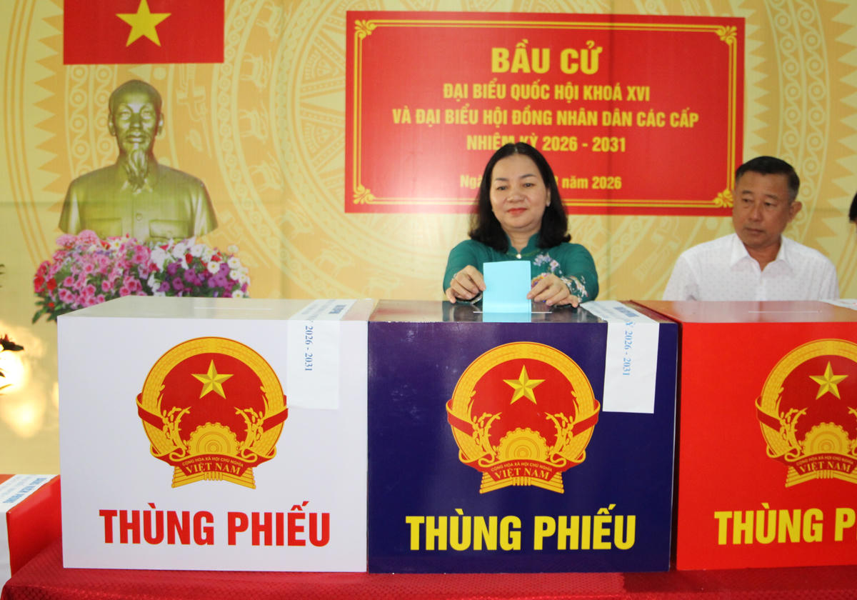 Bà Trương Thị Bích Hạnh – Uỷ ban Ban Thường vụ Thành uỷ, Phó Chủ tịch Thường trực Uỷ ban Mặt trận Tổ quốc Việt Nam TP Hồ Chí Minh là một trong những cử tri bỏ phiếu đầu tiên. Ảnh: Q.Đ.