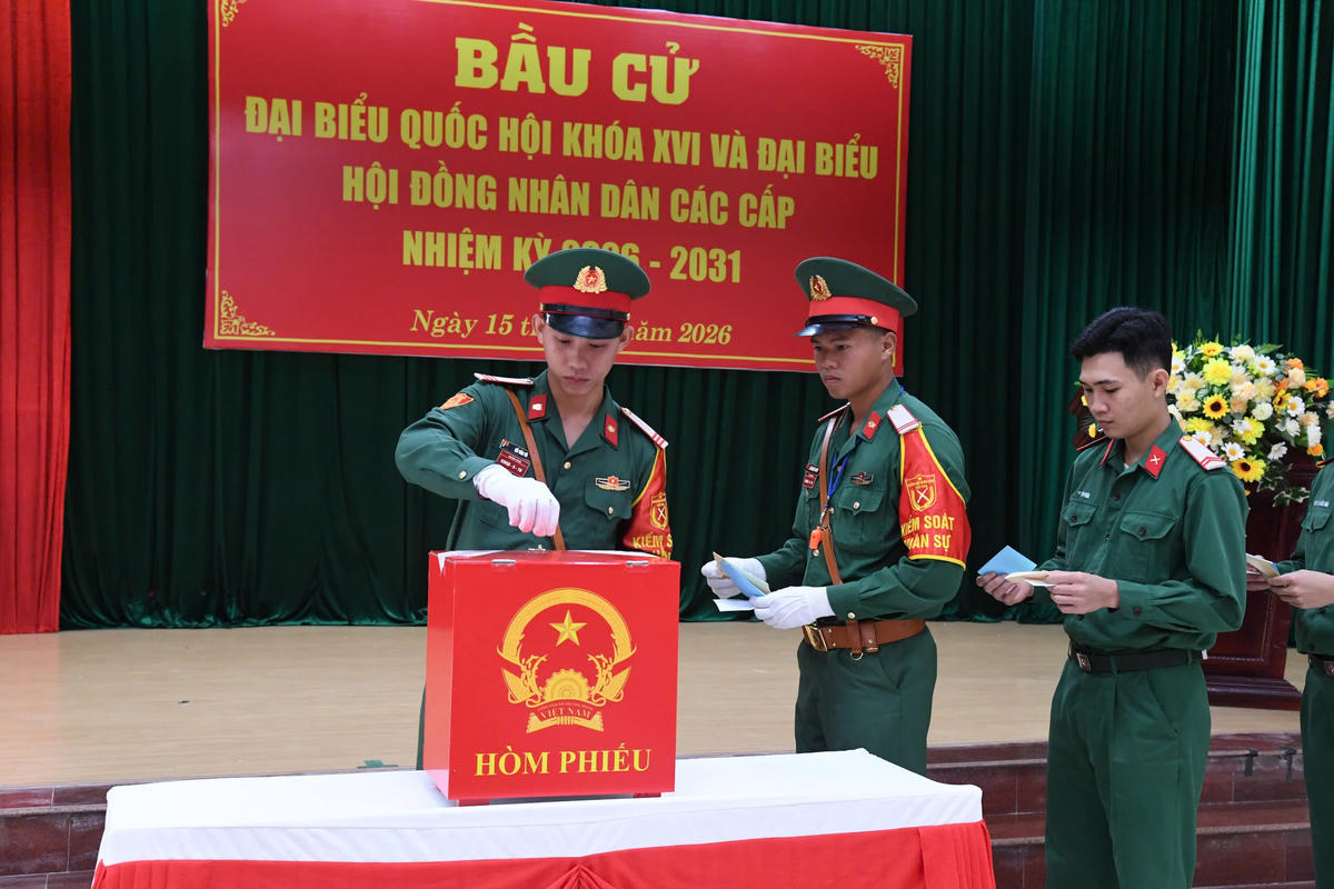 Các chiến sĩ quân đội ở Quảng Ngãi đang bỏ phiếu. Ảnh: CV.