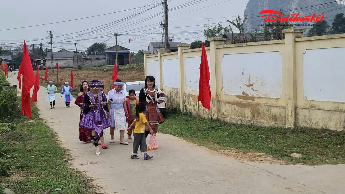 Bà con đồng bào Mông tại xóm Trung Sơn, xã Quang Sơn diện trang phục đẹp nhất đi bỏ phiếu. Ảnh: Nguyễn Toán.